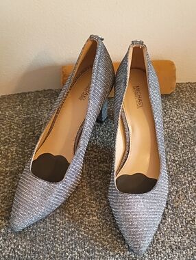 Michael Kors Silver Bling Flex Pump Pointed Toe Size 9
